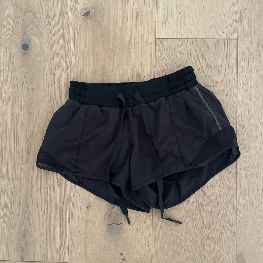 Lululemon black hotty hot mid rise shorts lined 2.5” size 4